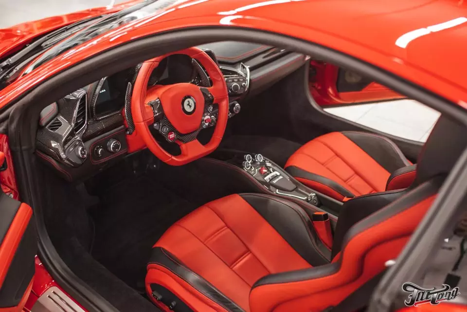 Ferrari 458 Italia. Химчистка салона и подкапотки.